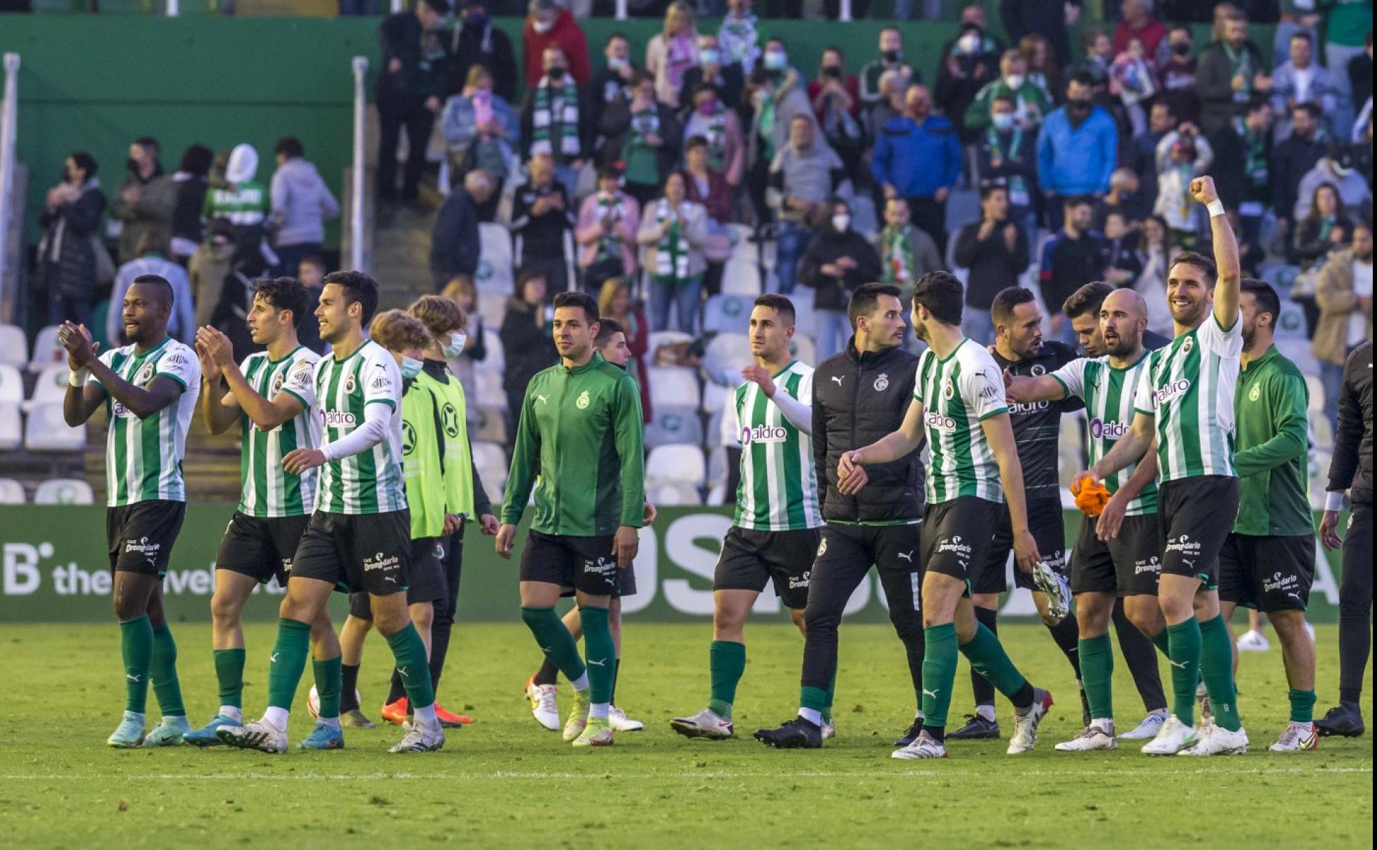 Los jugadores del Racing aplauden a la grada tras el triunfo del sábado frente a la Unión Deportiva Logroñés.