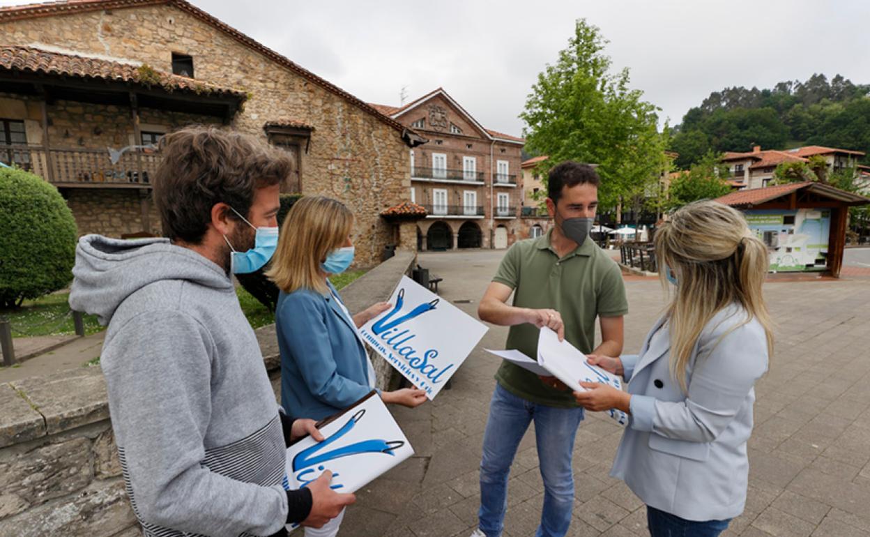 Los fundadores de la Asociación Villasal en el centro de Cabezón de la Sal. 