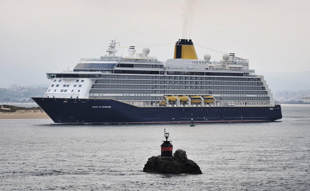 El crucero 'Spirit of Adventure' abandonando, el domingo por la tarde, Santander.