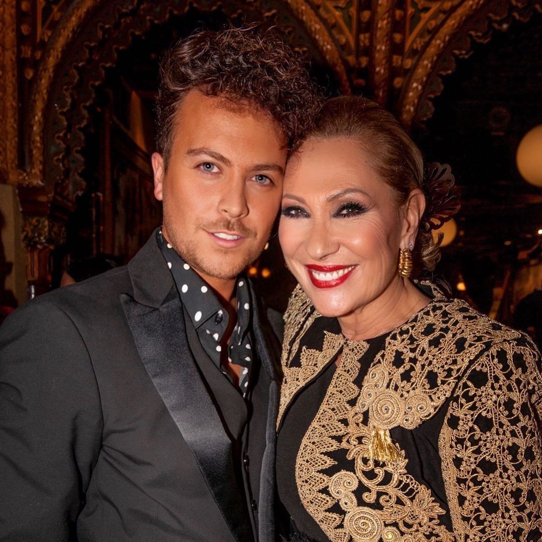 Pablo posando en un evento junto a Rosa Benito, la querida cuñada de Rocío Jurado.