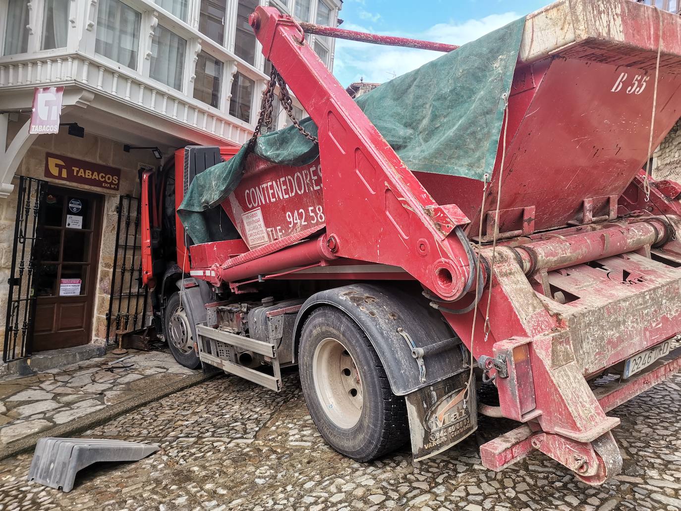 Fotos: Un camión se empotra contra el estanco de Comillas