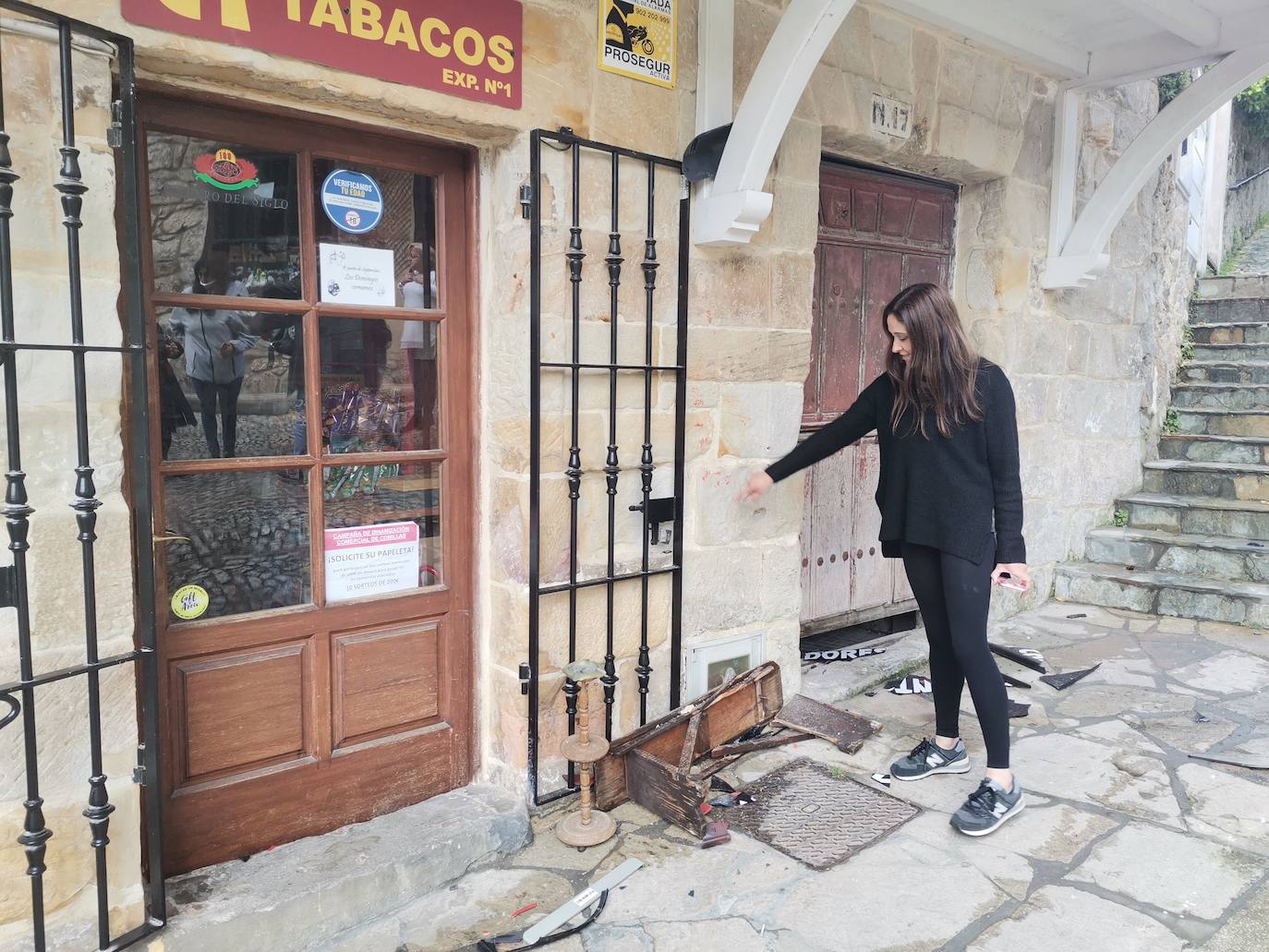 Fotos: Un camión se empotra contra el estanco de Comillas