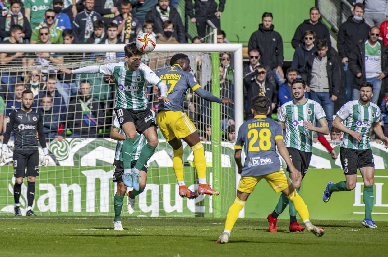 Pablo Torre despeja el balón en el partido contra el Badajoz en los Campos de Sport, en presencia de Parera, Pol Moreno, Bobadilla y Satrústegui. 