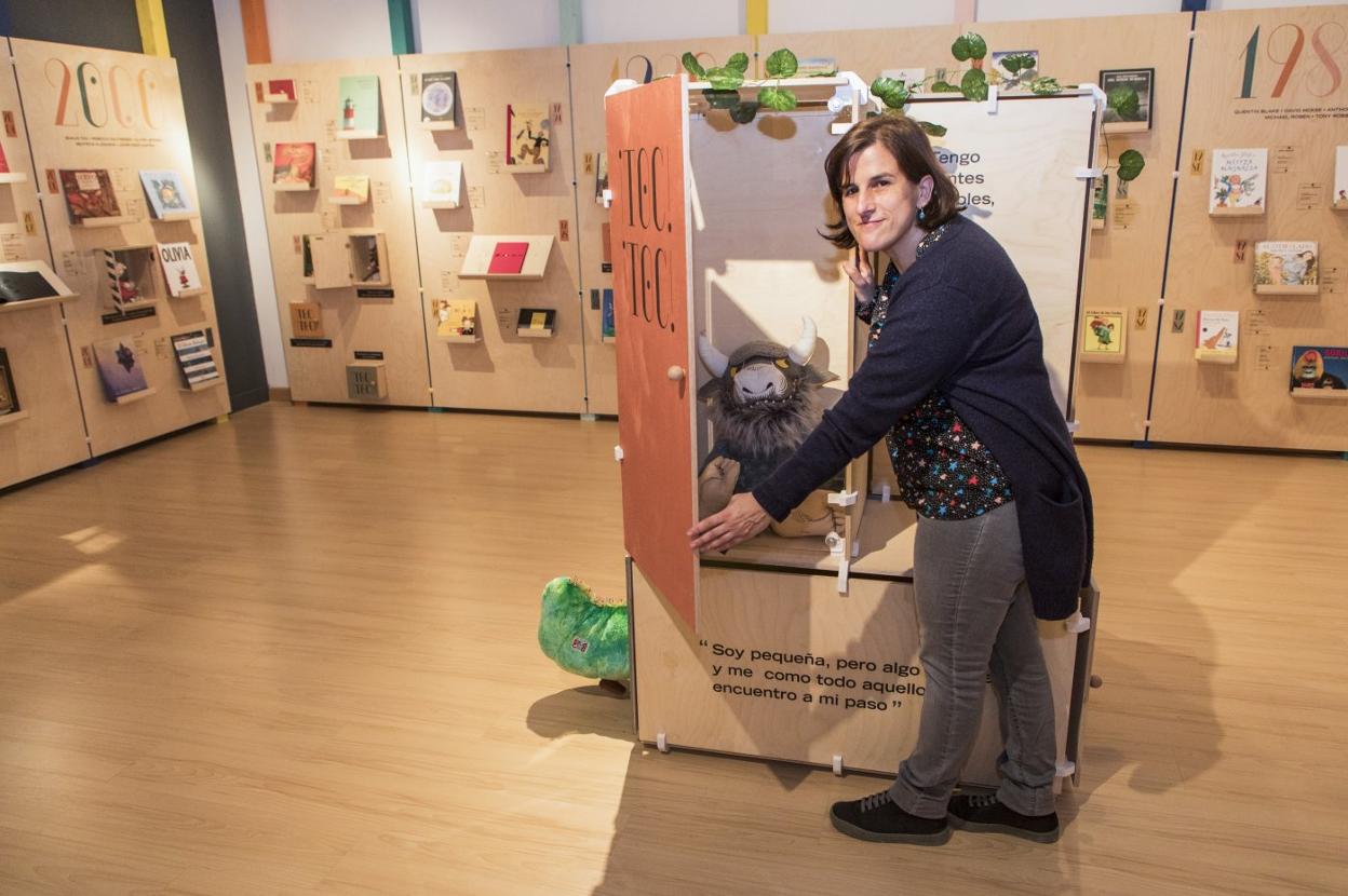 Mariola Campo, librera y comisaria de la exposición, abre una de las puertas que conforman la muestra. 