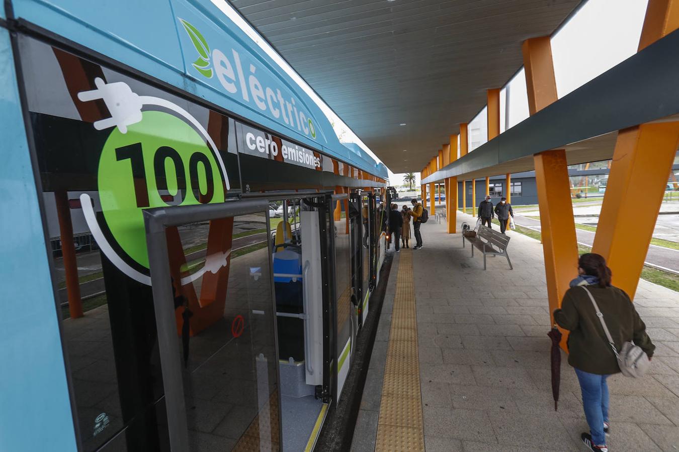 Los buses que no contaminan recorren la línea central de la ciudad.