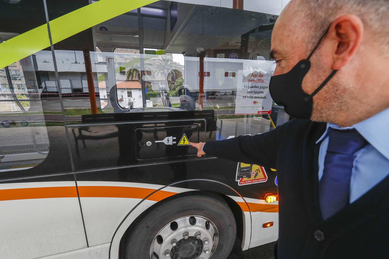 Los buses que no contaminan recorren la línea central de la ciudad.