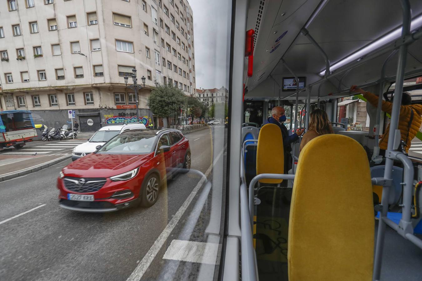 Los buses que no contaminan recorren la línea central de la ciudad.