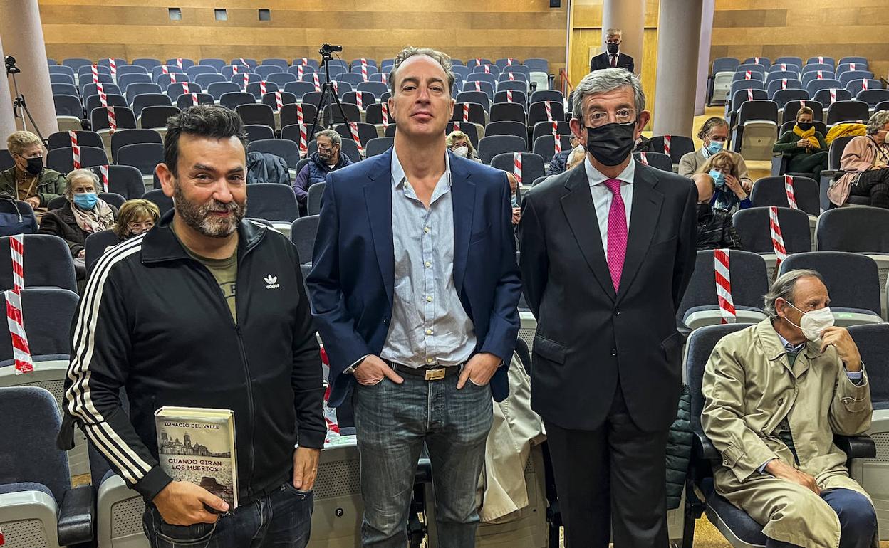 Javier Menéndez Llamazares, Ignacio del Valle y Luis Revenga, en el Ateneo. 