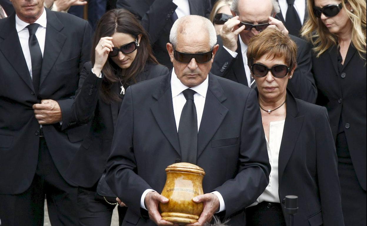 Baldomero, en primer término, durante el funeral de Seve.¡