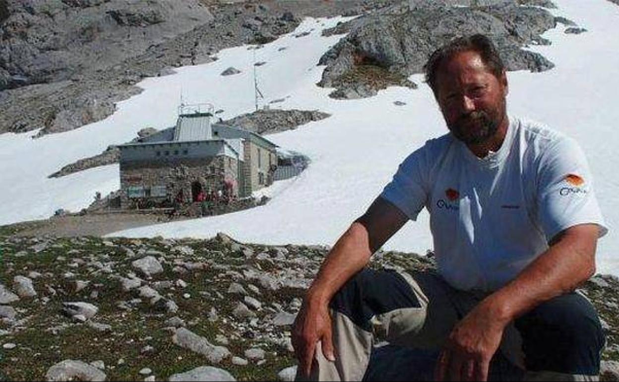 Tomás Fernández con su amado refugio de Urriellu detrás, en una foto de archivo.