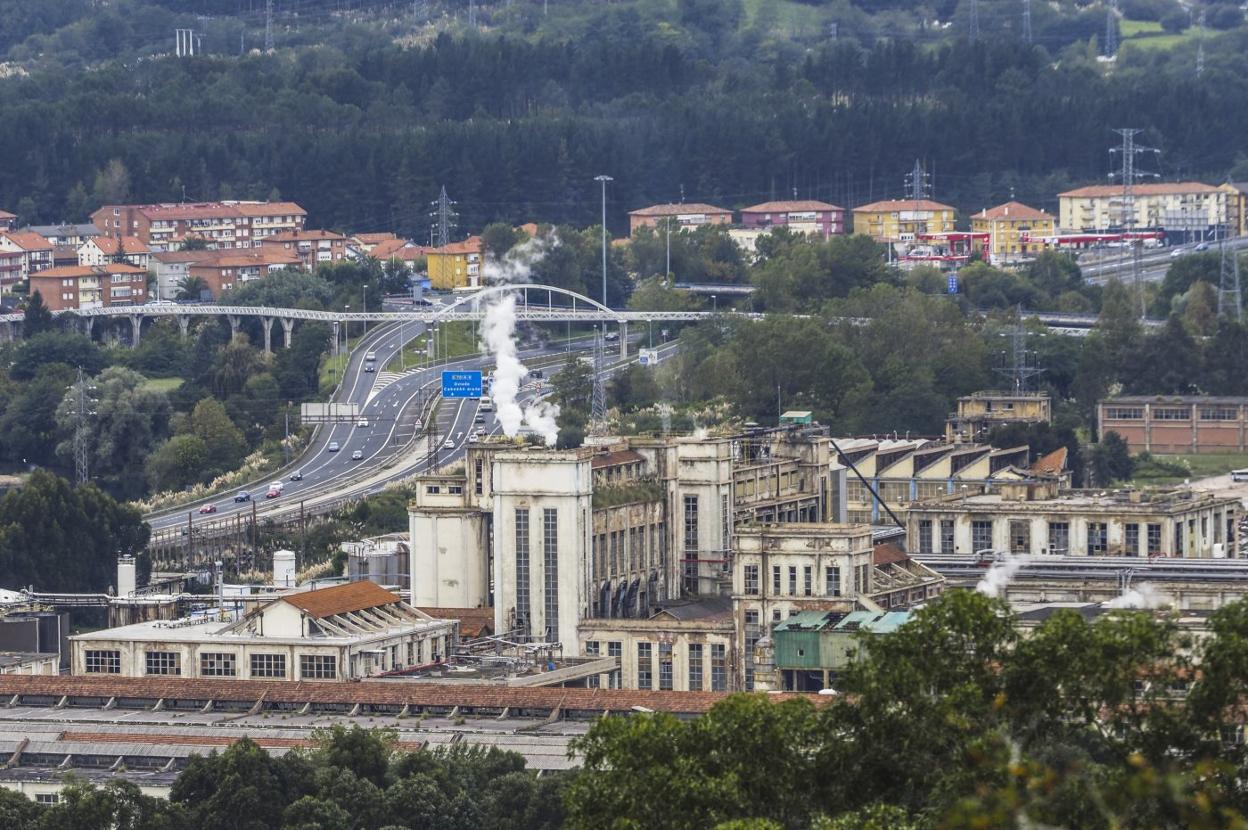 Vista general del recinto industrial de Sniace, antes del cierre de la actividad de producción industrial en febrero de 2020.