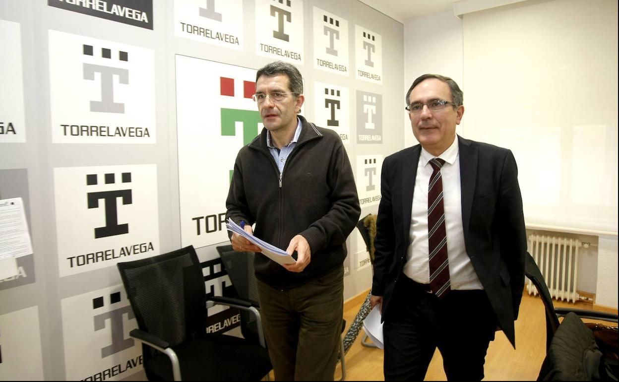Imagen de archivo del concejal de Hacienda, Pedro Pérez Noriega, junto a José Manuel Cruz Viadero 