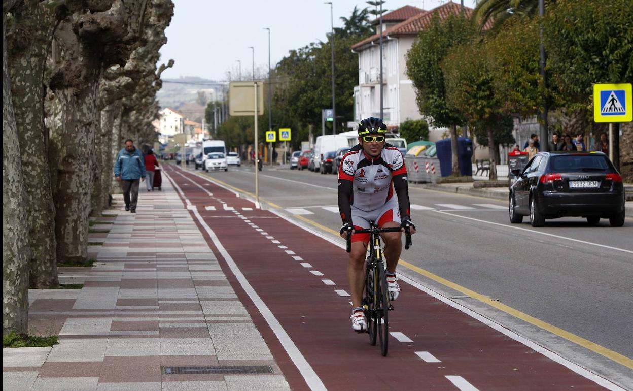 Imagen de archivo de un ciclista por el carril bici de Torrelavega. 