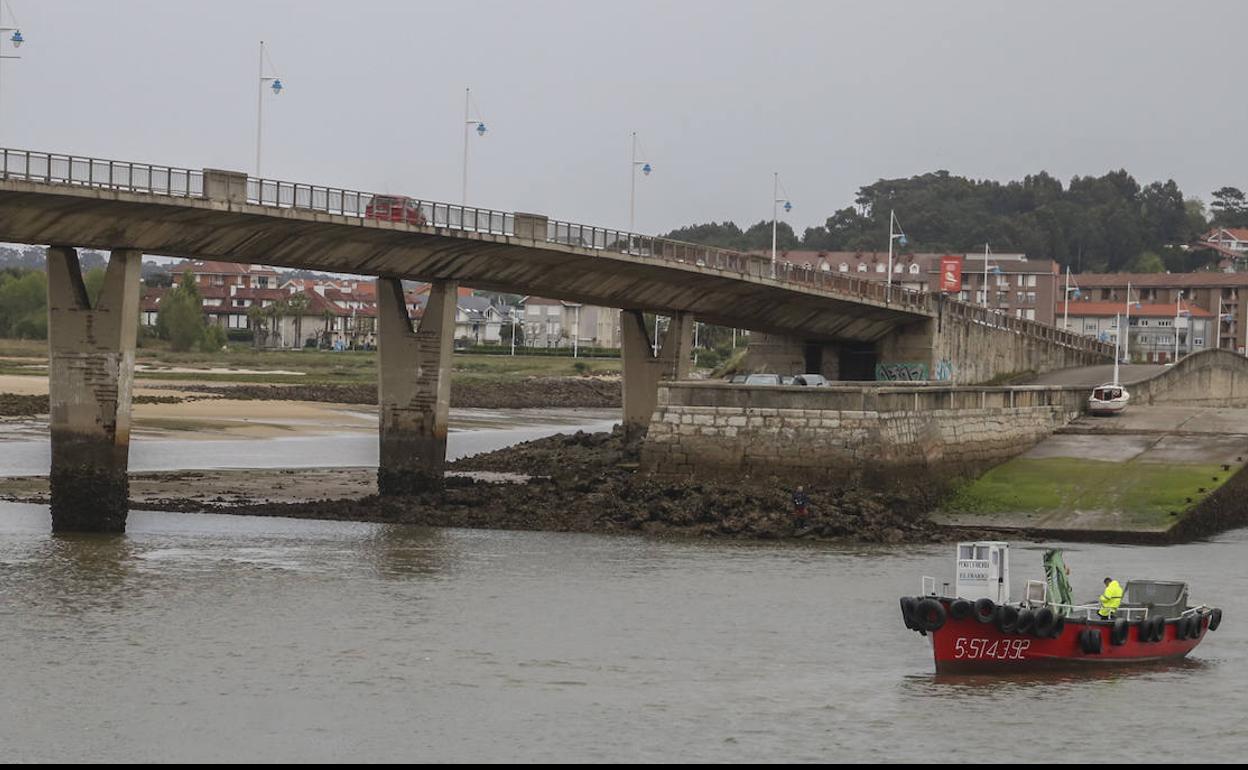 La cimentación es la parte que se aprecia más afectada de la infraestructura que comunica Somo y Pedreña