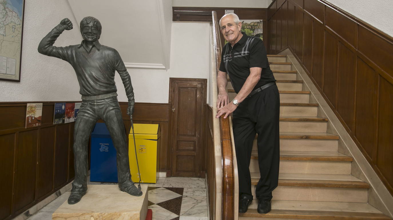 Baldomero Ballesteros, junto a la estatua de Seve que da la bienvenida en la casa consistorial.