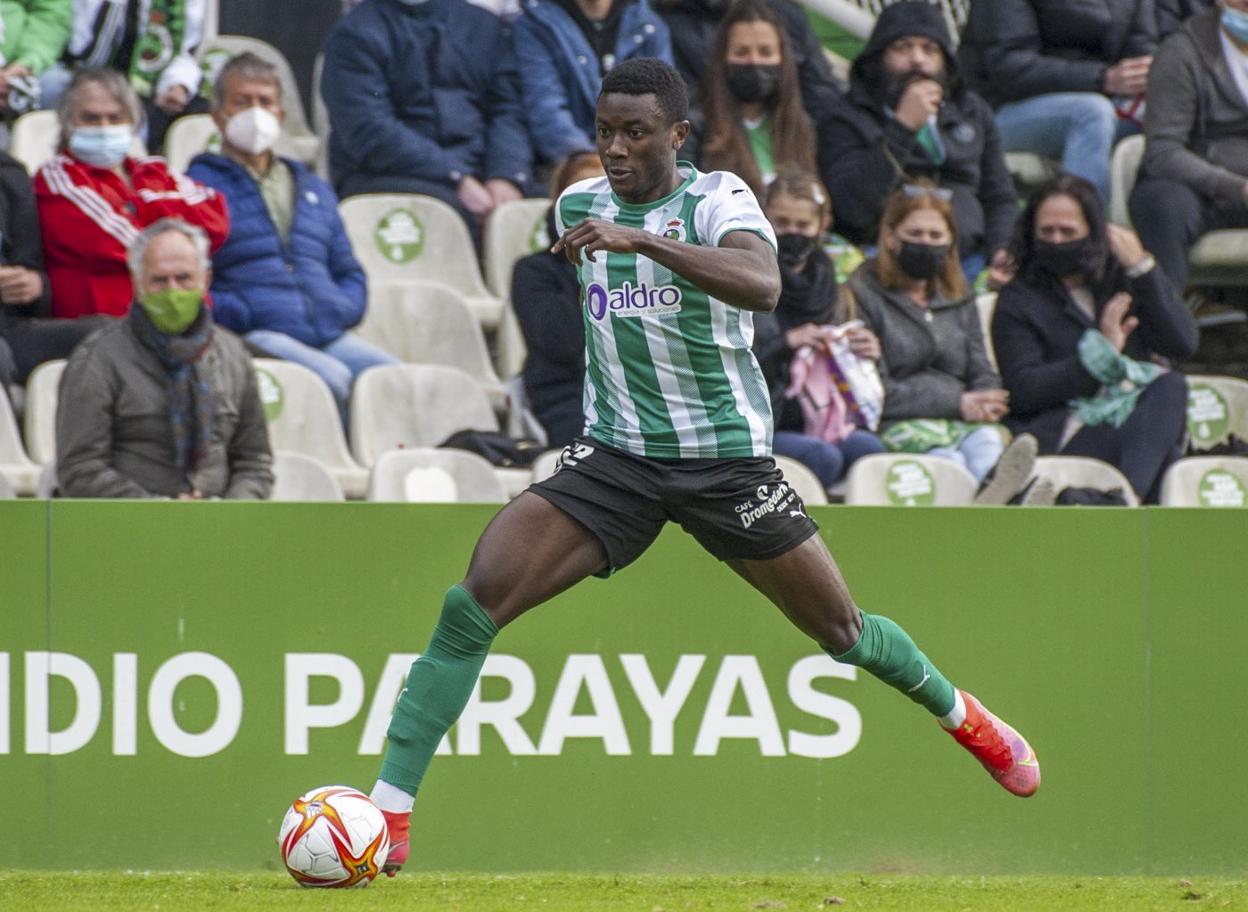 Patrick Soko avanza por la banda derecha de los Campos de Sport en el partido contra el Badajoz. 