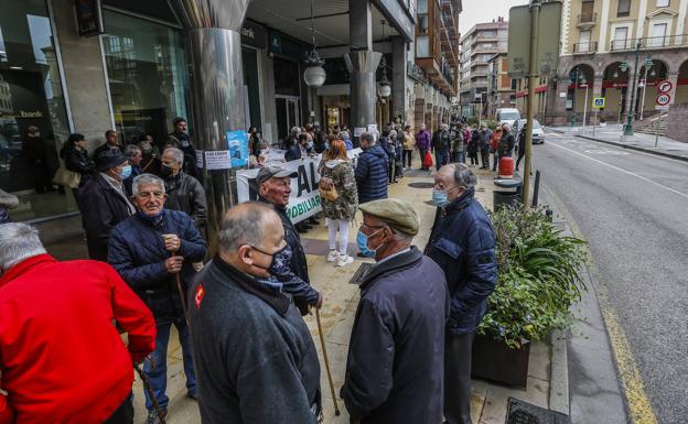 Imagen principal - La Inmobiliaria protesta contra el cierre de la oficina de Unicaja