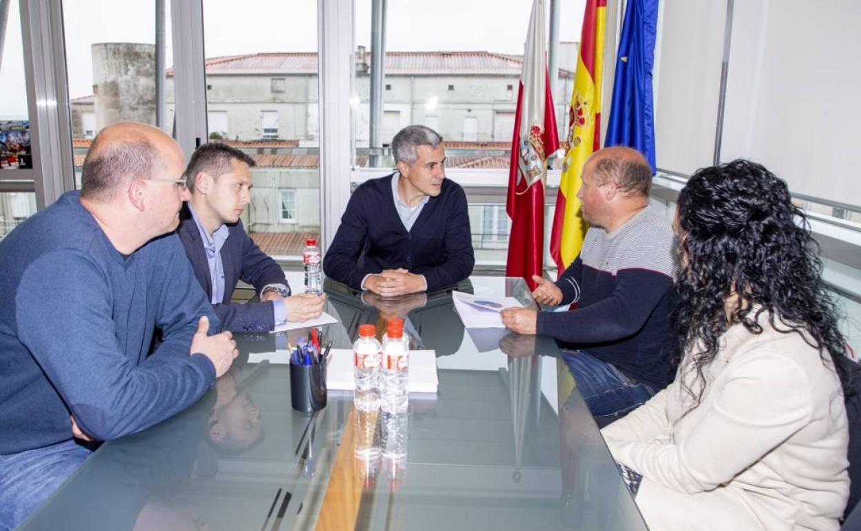 Encuentro entre consejería, mancomunidad y equipo de fútbol.