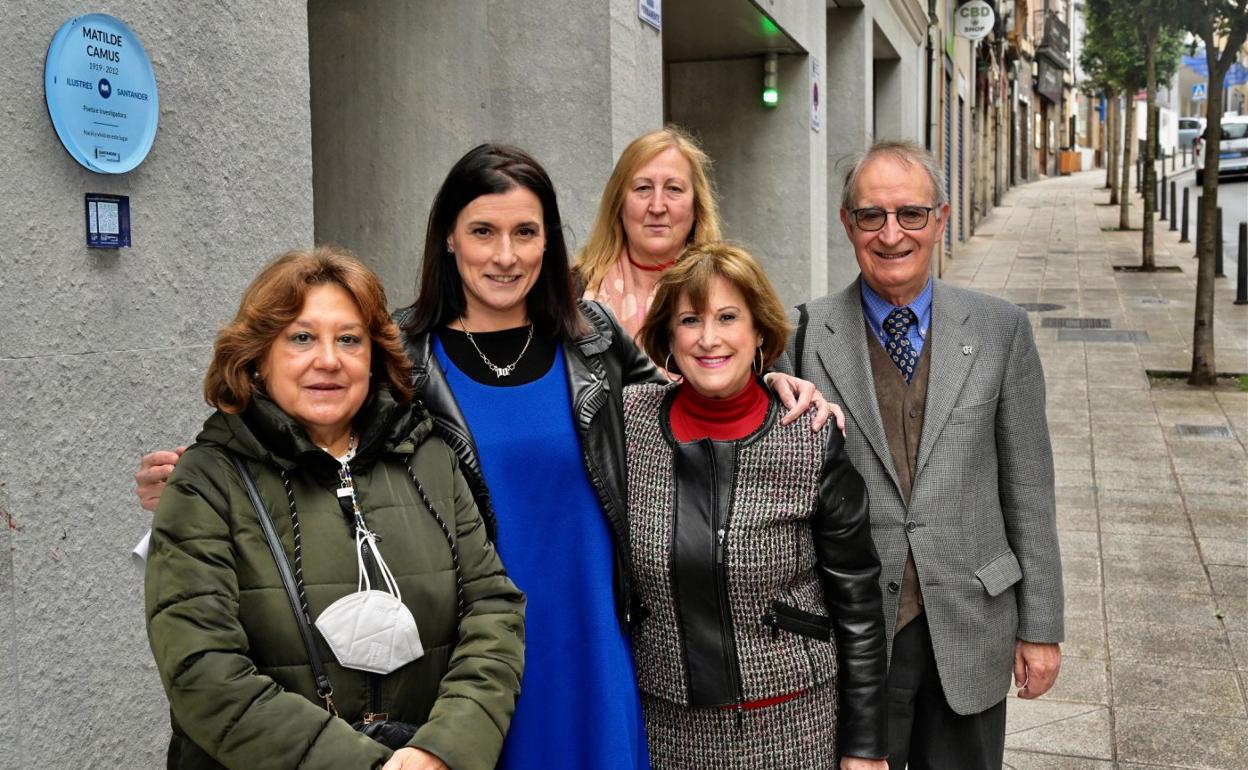 Familiares de la escritora en la Cuesta de la Atalaya donde figura ya la placa en recuerdo de Camus. DM