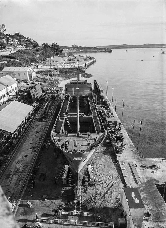 El 'Pumarín', listo para su botadura en marea baja (1968).