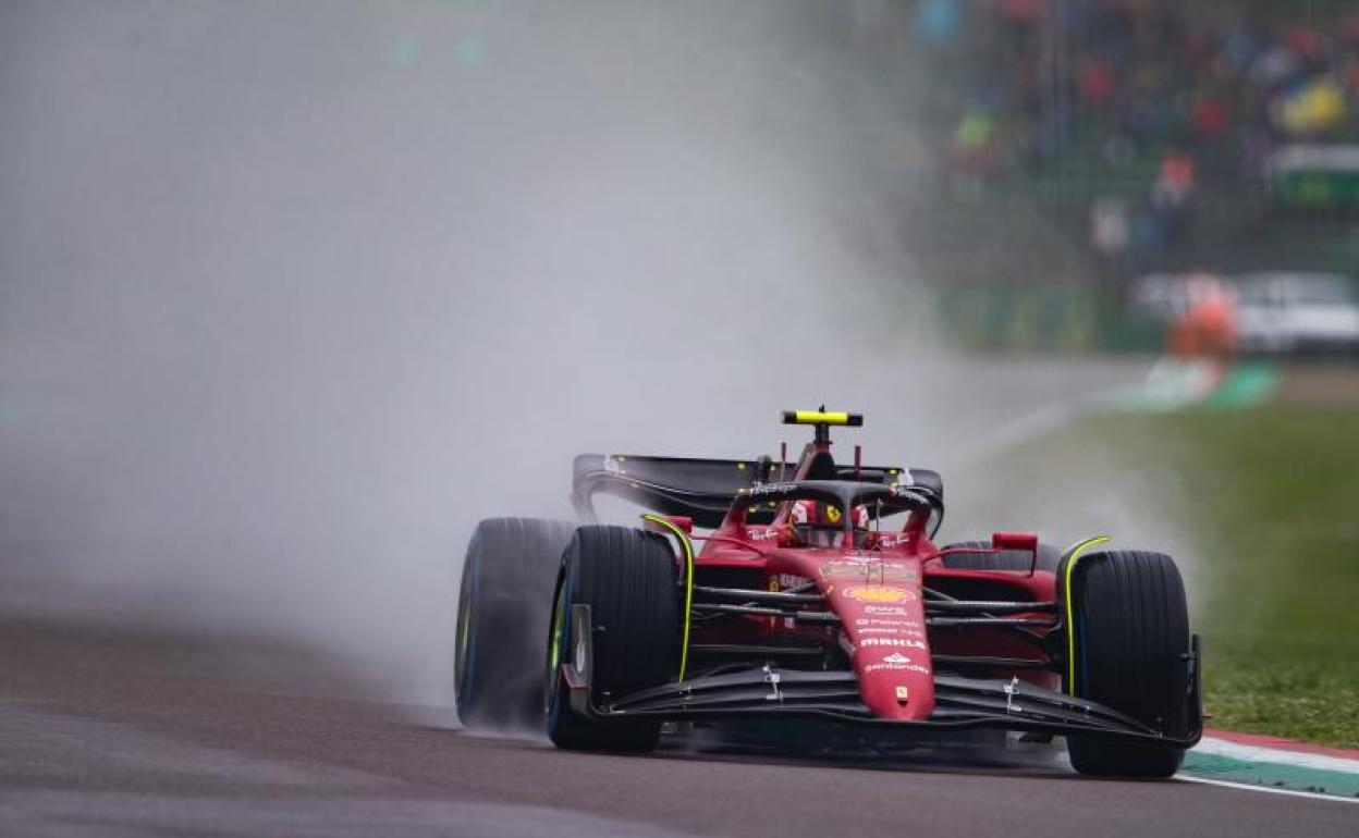 Carlos Sainz rueda con su Ferrari en Imola. 