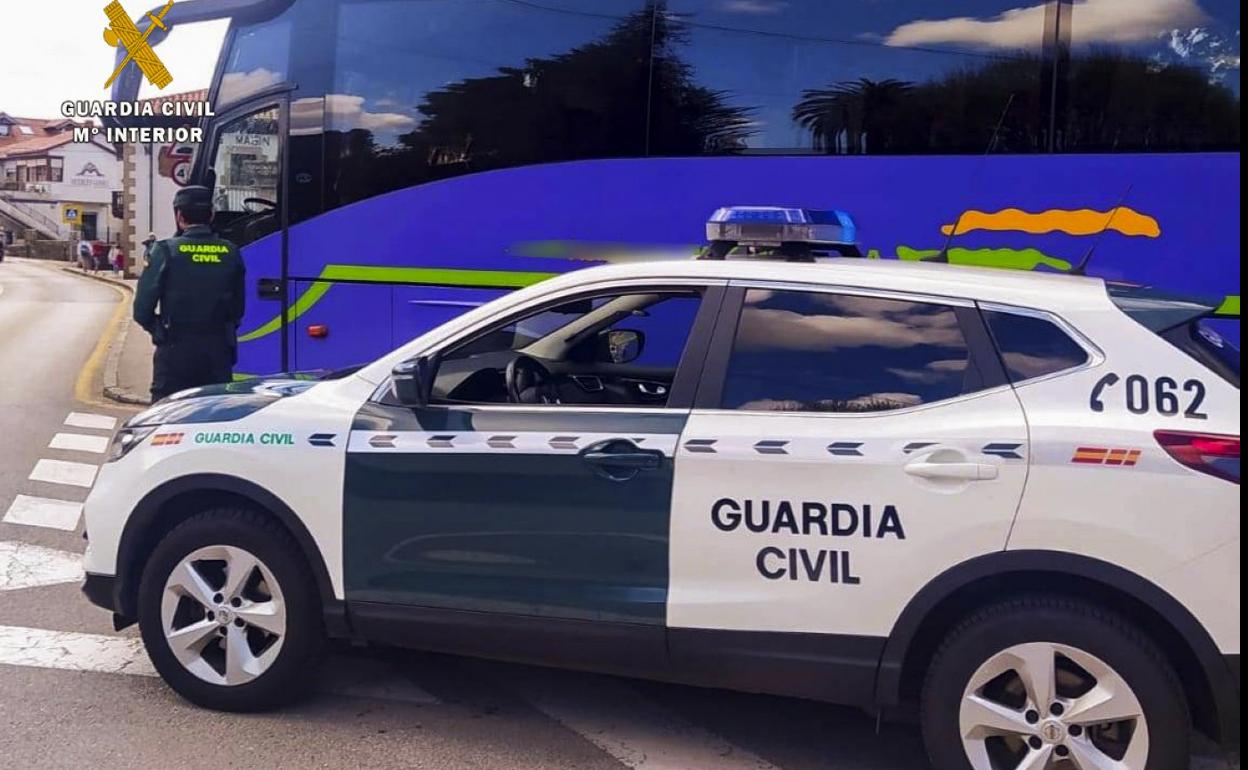 Una patrulla de la Guardia Civil en las inmediaciones de un centro educativo de Cabezón de la Sal. 