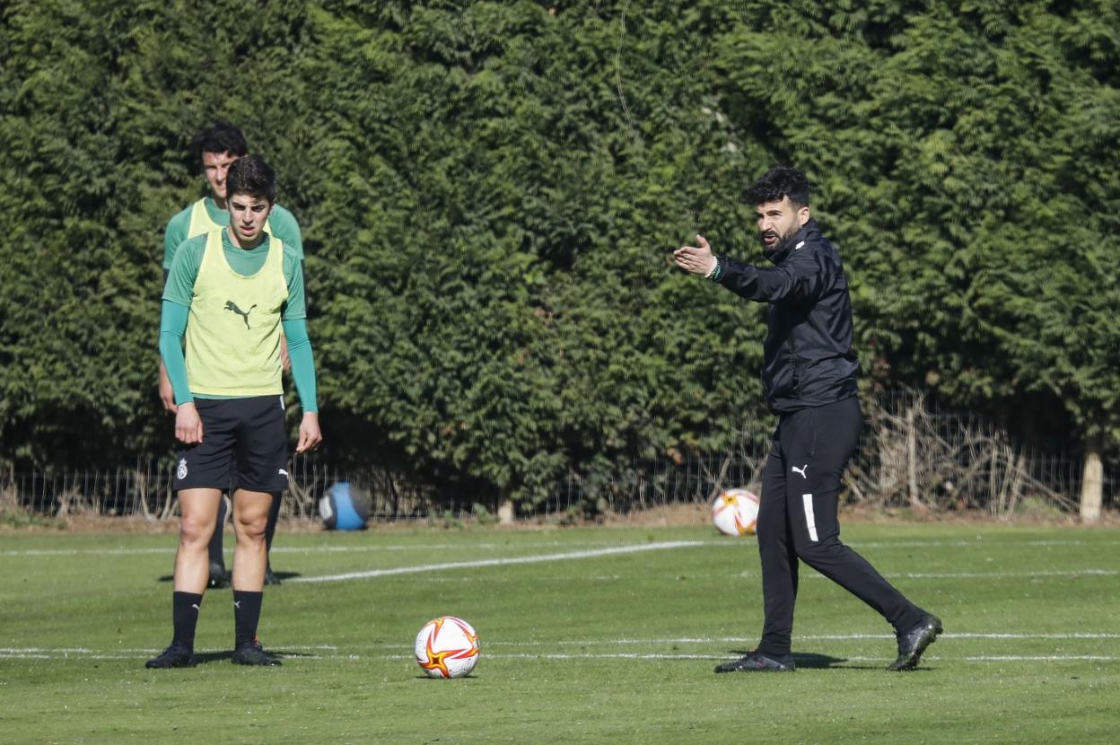 El entrenador del Racing, Guillermo Fernández Romo, en las Instalaciones Nando Yosu de La Albericia durante un entrenamiento.