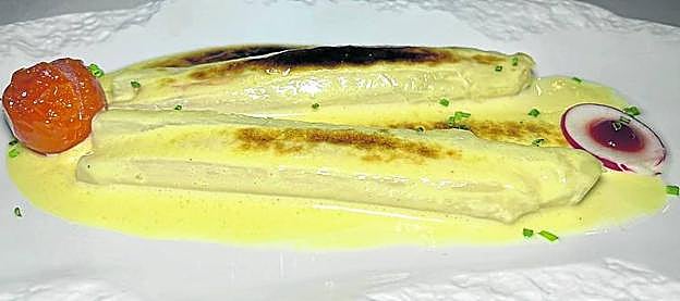 Media ración de espárragos gratinados con una mousse de pescado. 