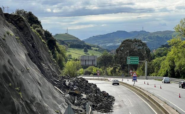 Reabierta la A-8 con un carril provisional mientras se retira el argayo de Ontón