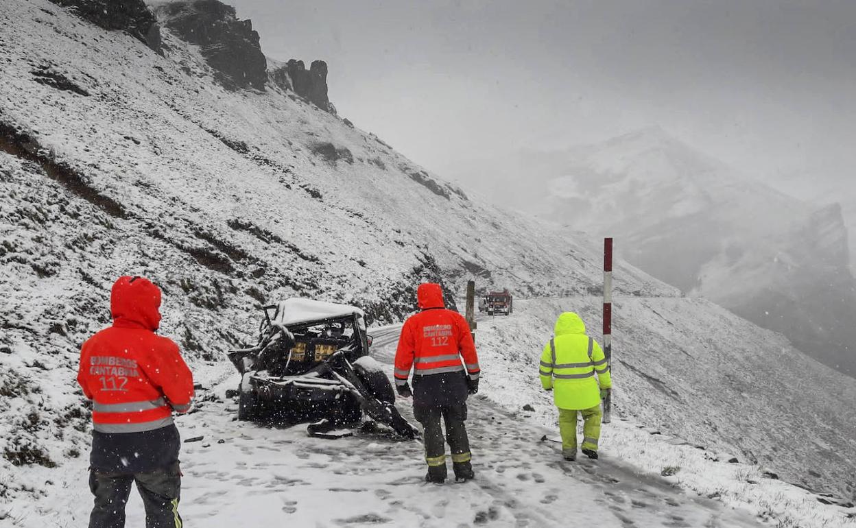 Efectivos del 112, junto al coche, en el lugar en el que cayó el vehículo siniestrado