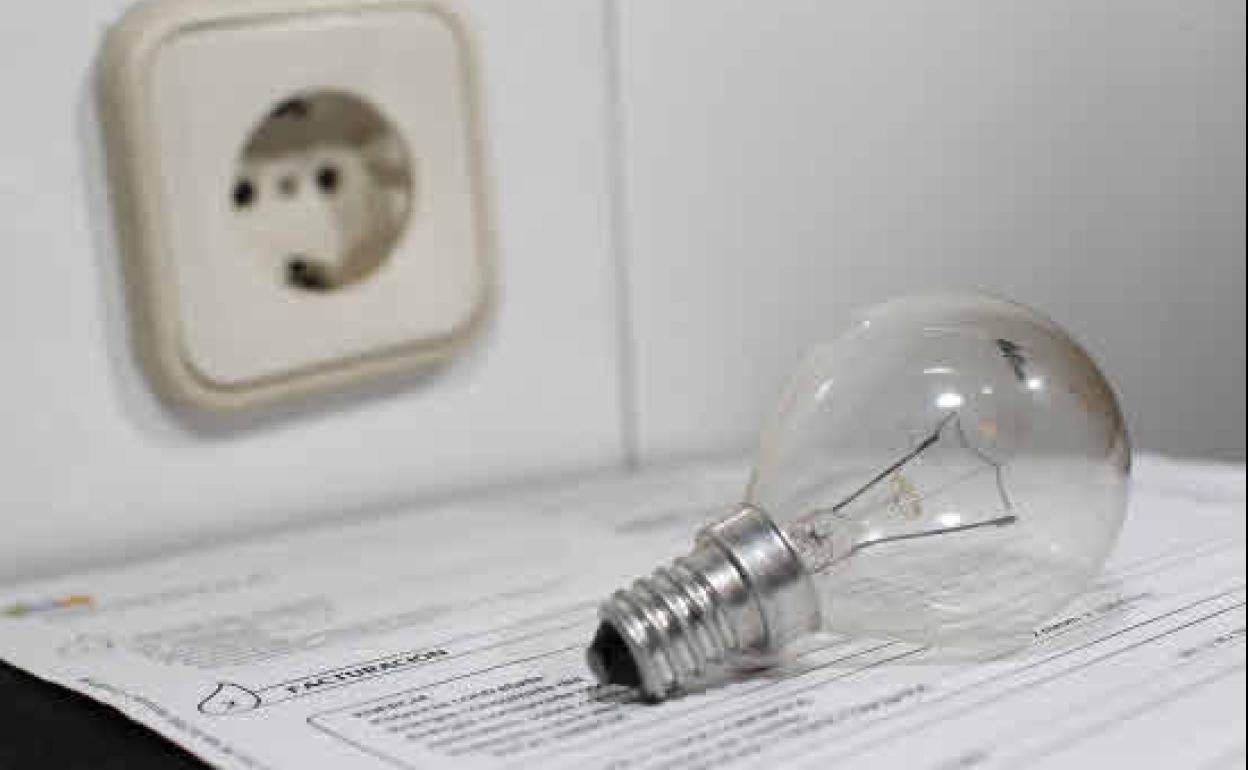 La luz repunta de nuevo este domingo con una de las mayores subidas del año