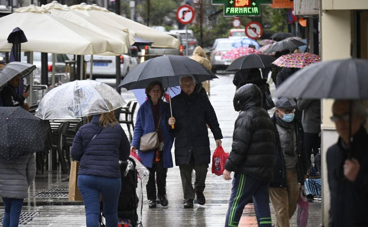 Los paraguas han sido los protagonistas de las calles de Santander este sábado.