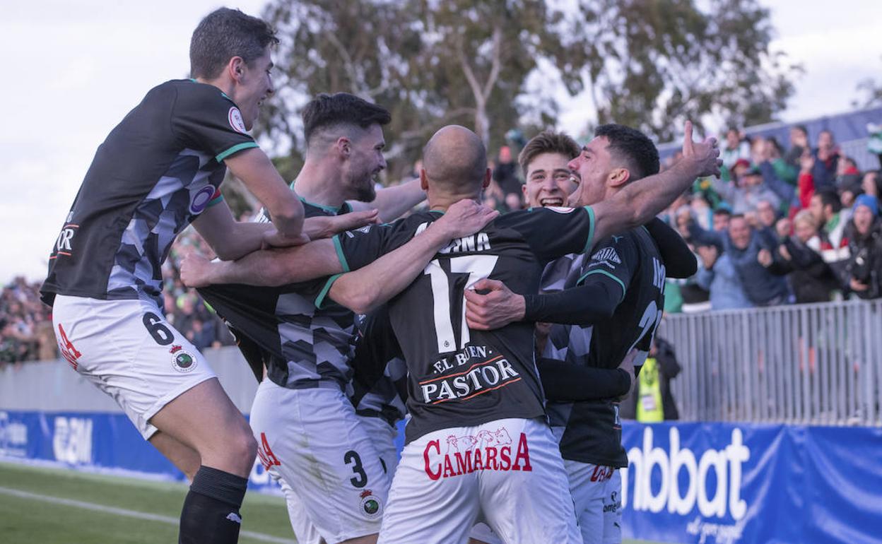 Los jugadores del Racing celebran uno de los goles marcados en el Cerro del Espino.