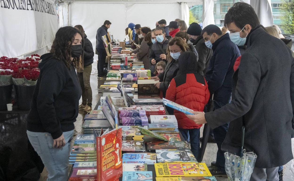 Los libreros de Cantabria, bajo una carpa en la Plaza del Ayuntamiento de Santander, trabajaron unidos en una única mesa.