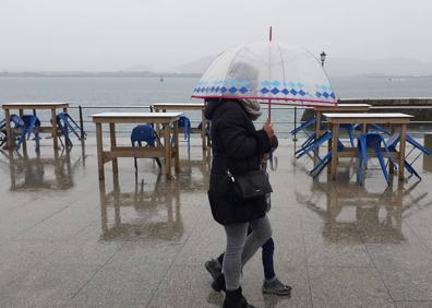Imagen secundaria 1 - Sábado frío, pasado por agua y con fuerte oleaje en Cantabria