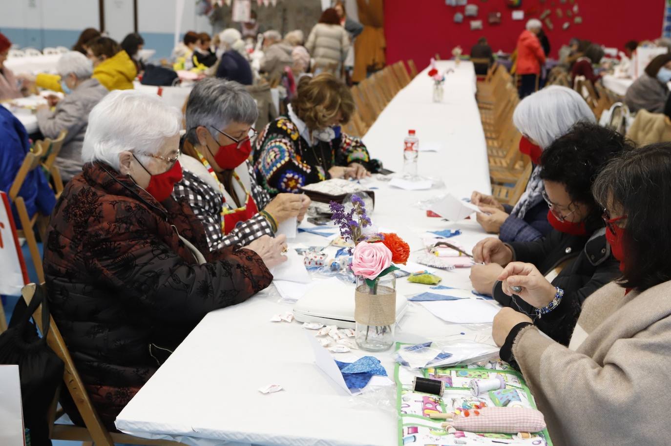 La cita ha reunido a unas 500 mujeres de talleres y grupos de trabajo de Patchwork de diferentes ciudades españolas y de Cantabria.