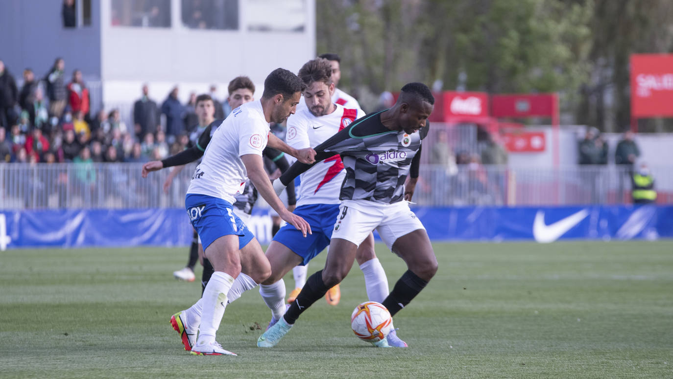 Fotos: El Racing gana en Majadahonda y acaricia el ascenso