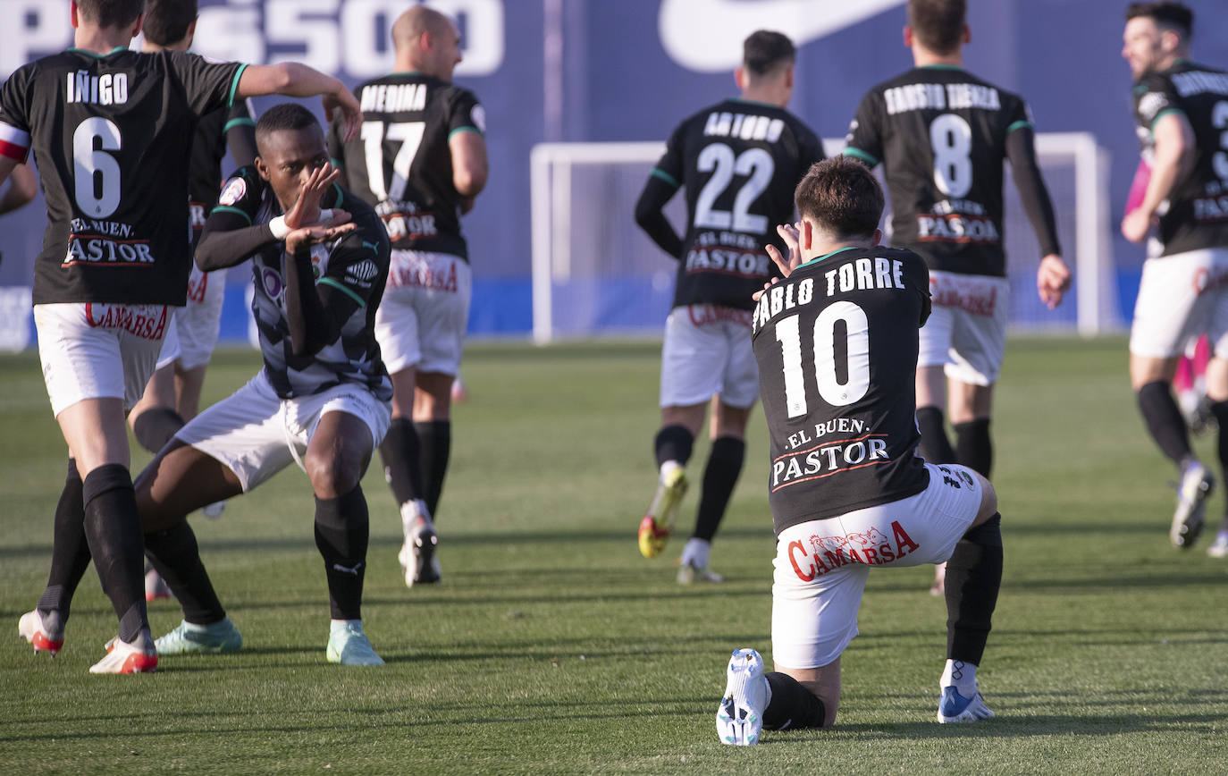 Fotos: El Racing gana en Majadahonda y acaricia el ascenso