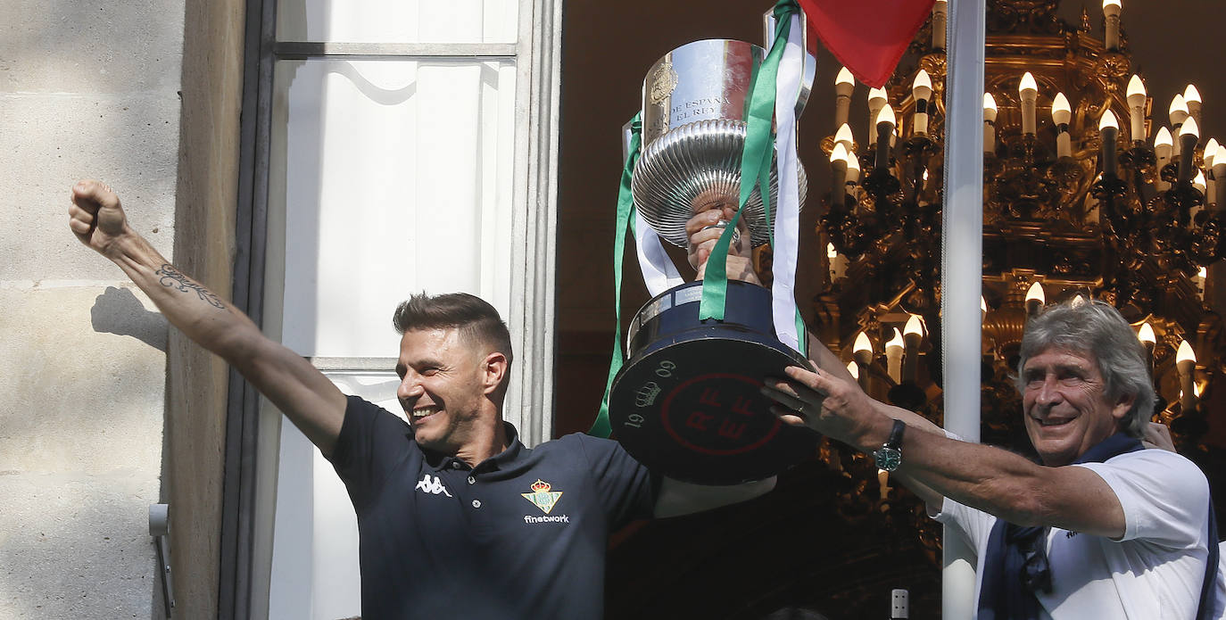 El capitan del Betis, Joaquín, y el técnico chileno Manuel Pellegrini ofrecen desde el balcón del ayuntamiento de Sevilla el trofeo conseguido en la final de la Copa del Rey disputada el sábado frente al Valencia.