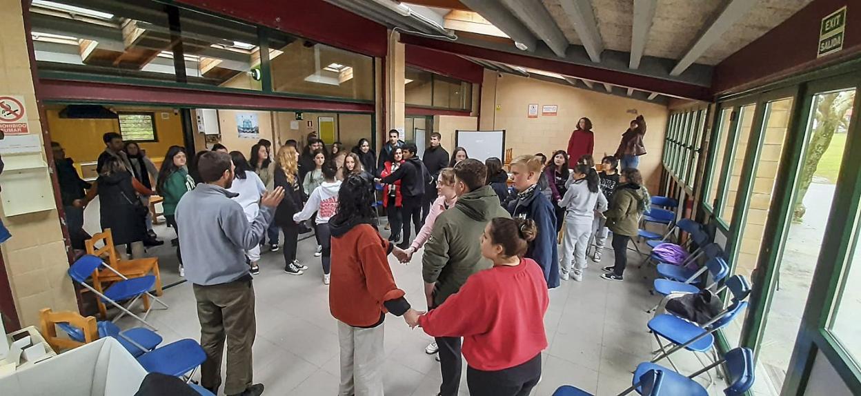 Al encuentro de Loredo asisten medio centenar de jóvenes de toda la región. 