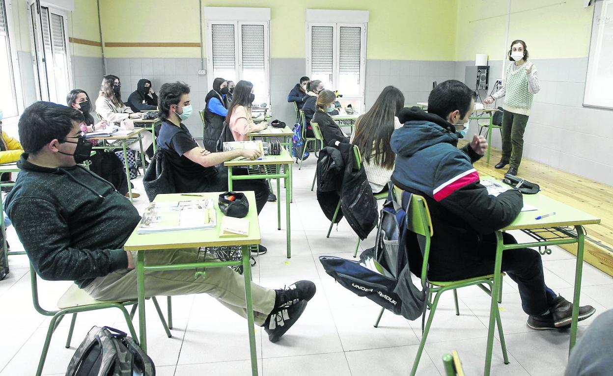 Alumnos del IES Marqués de Santillana de Torrelavega, durante una clase en 2021. 