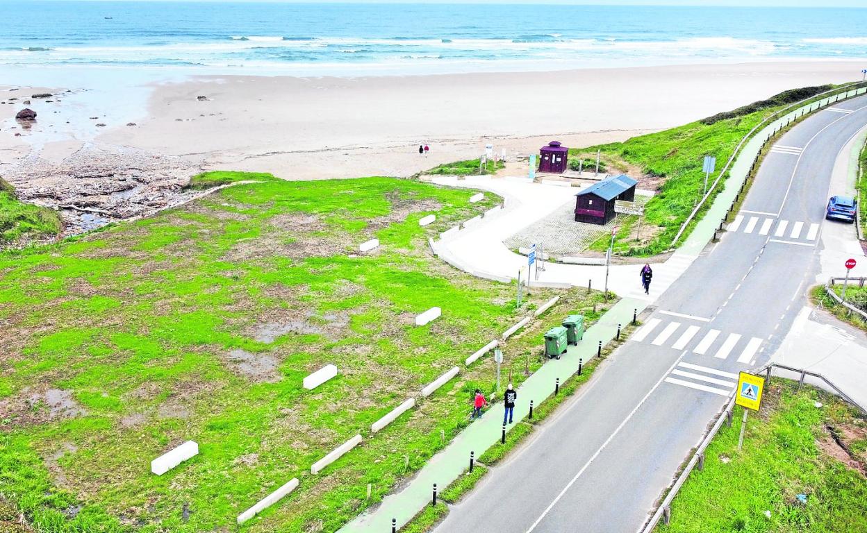 El antiguo aparcamiento a pie de playa se convertirá en un espacio verde para el disfrute de los bañistas. 