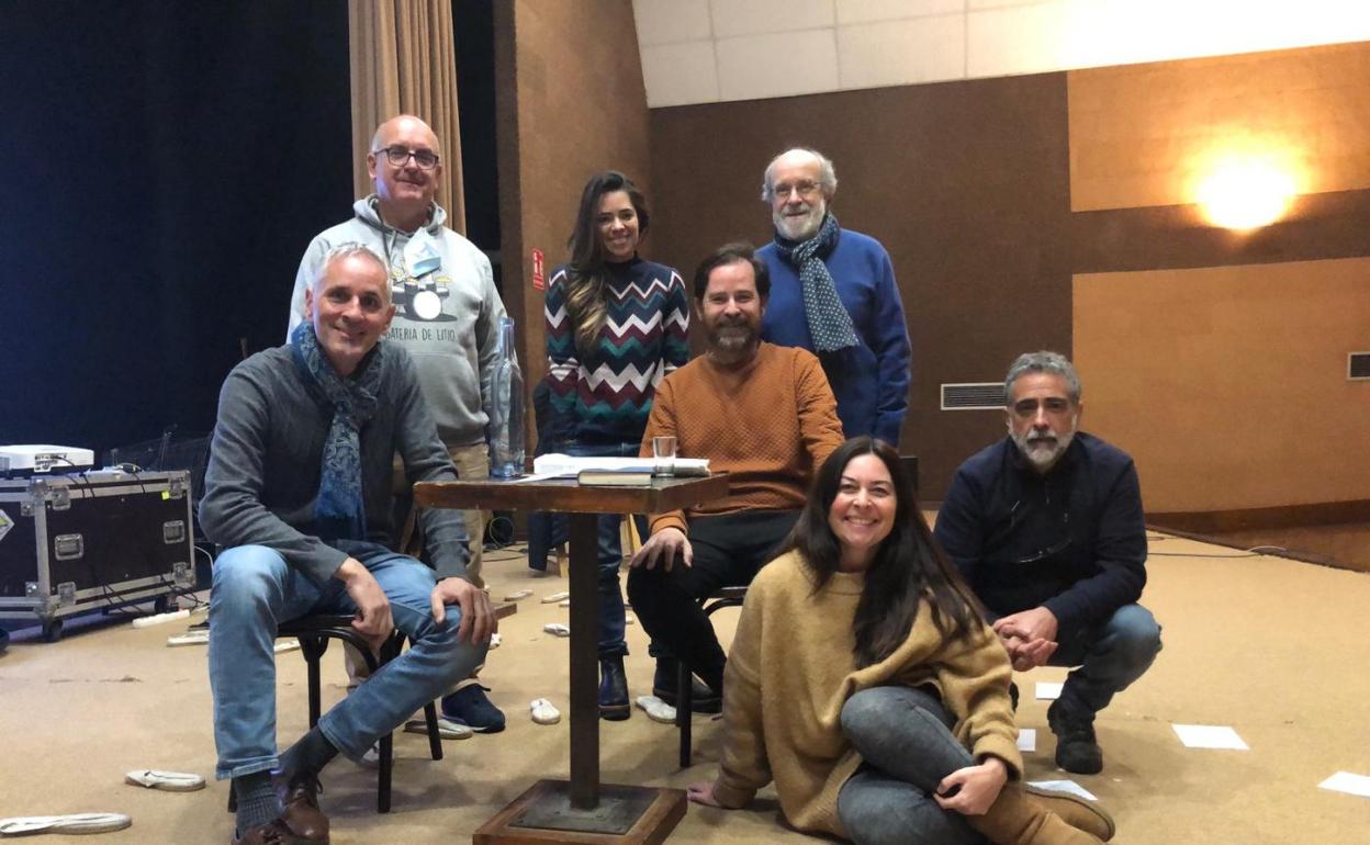 El equipo artífice de 'Yo, José Hierro'. De izquierda a derecha, Pepe Santos, músico, piano y teclados; Víctor Aja músico, percusión; Mari Paula, coreógrafa Manuel Menárguez, actor; Paco Valcarce, director de La Machina; la actriz Patricia Cercas y Víctor Lorenzo, coordinador técnico. 