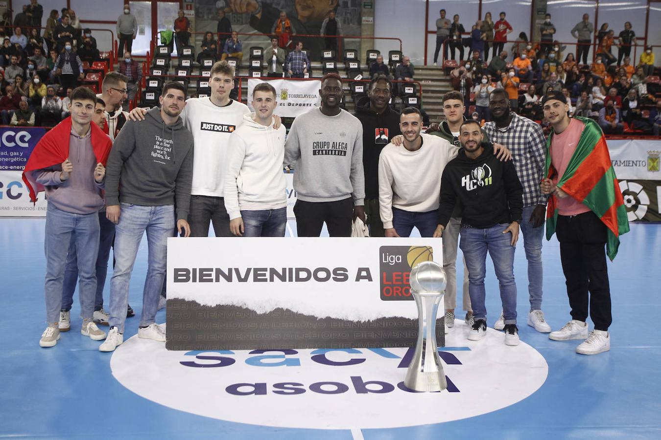 Los jugadores festejaron el resultado del partido por todo lo alto.