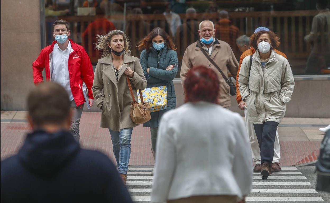 El uso de mascarillas, aunque ha dejado de ser obligatorio incluso en interiores, sigue muy presente tanto en la calle como en espacios cerrados. 