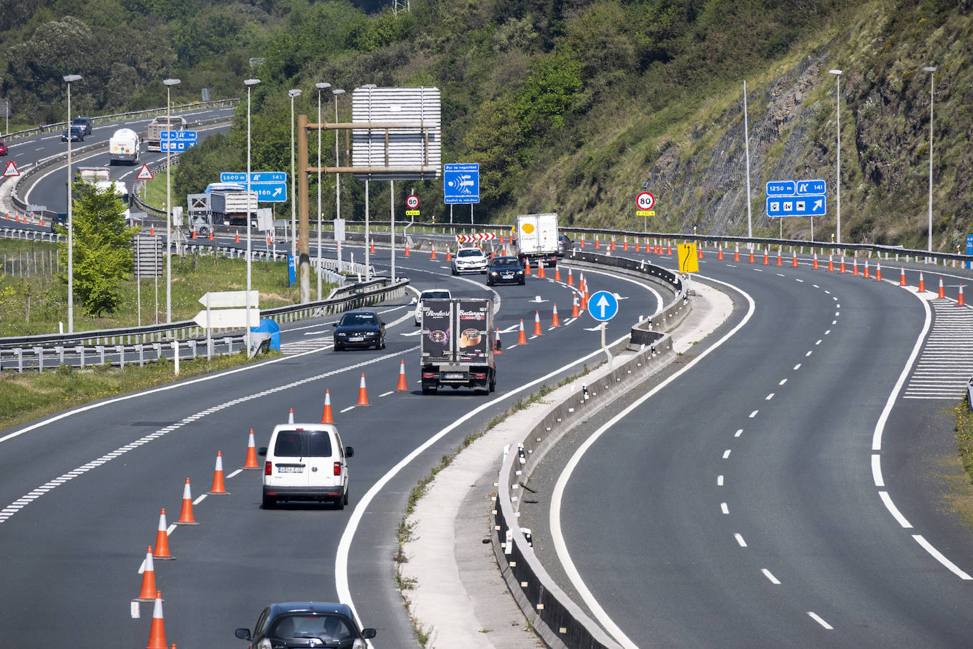 Lunes 25 de abril, los trabajos continúan para estabilizar la ladera junto a la A-8 a la altura de Ontón.