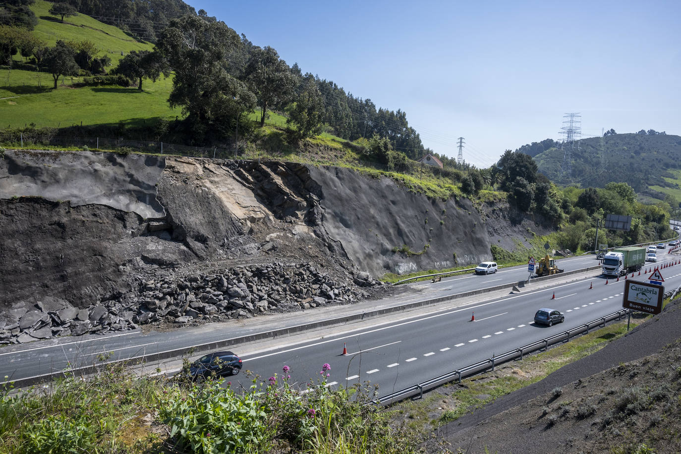 Lunes 25 de abril, los trabajos continúan para estabilizar la ladera junto a la A-8 a la altura de Ontón.