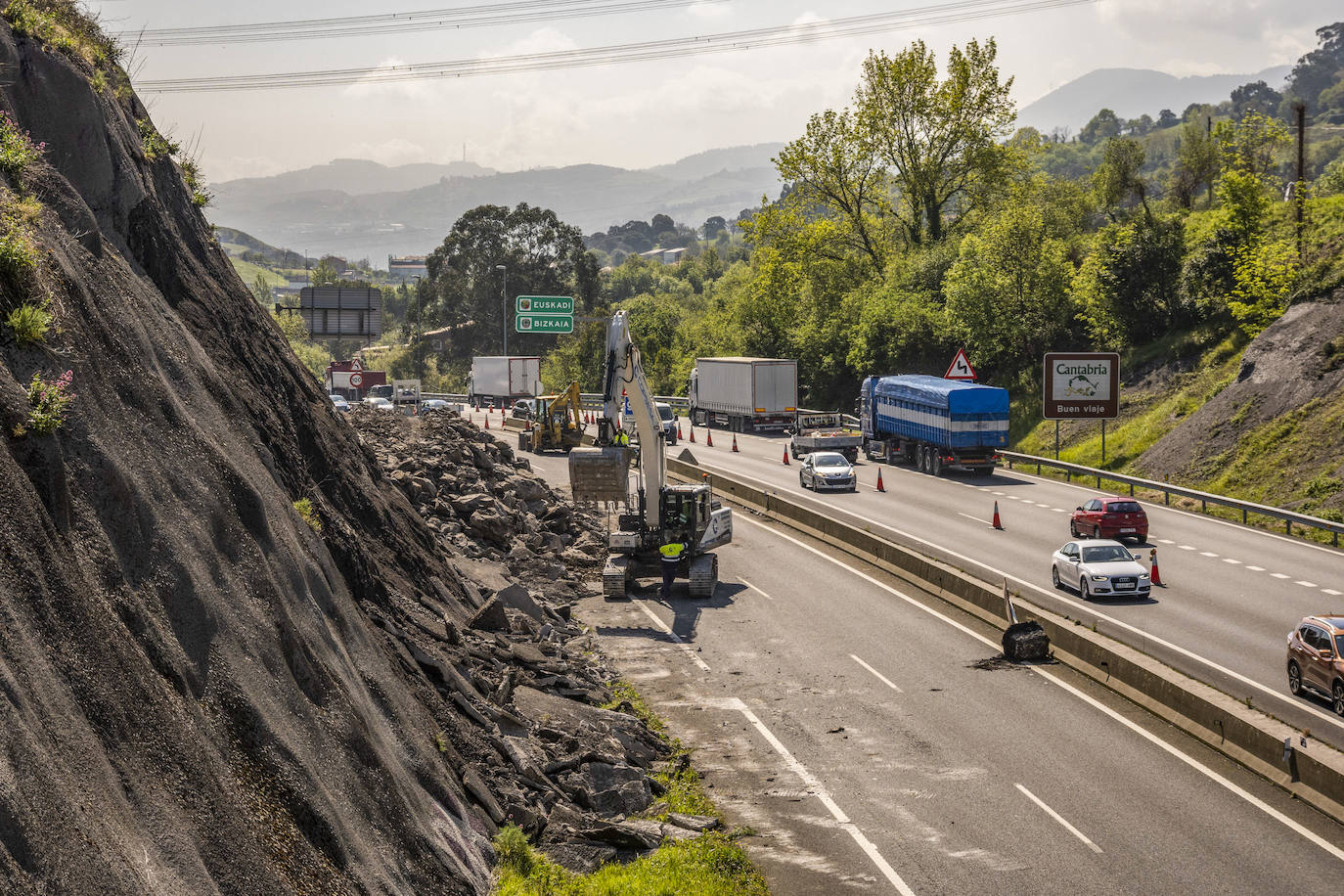 Lunes 25 de abril, los trabajos continúan para estabilizar la ladera junto a la A-8 a la altura de Ontón.