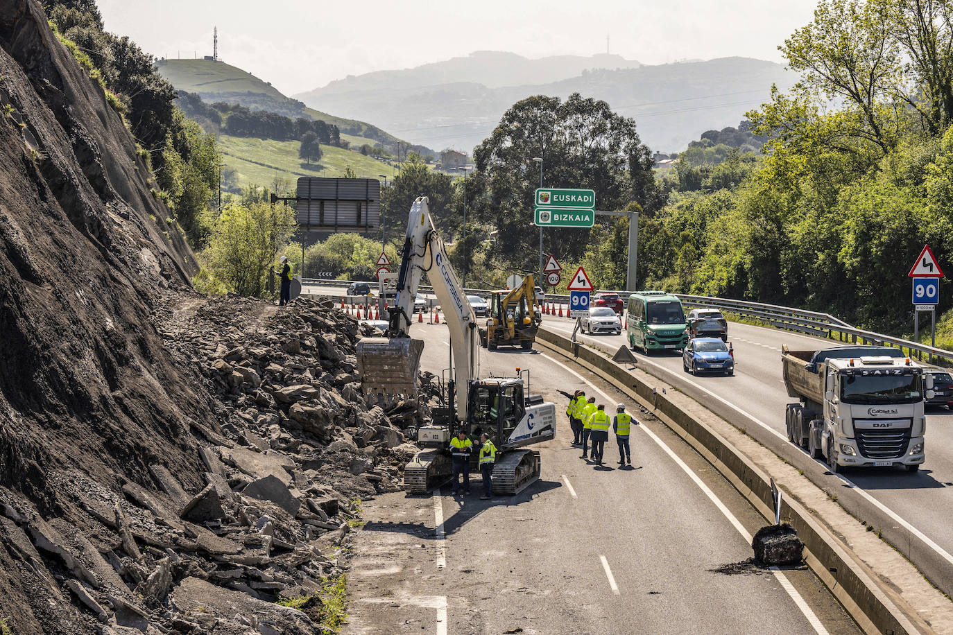 Lunes 25 de abril, los trabajos continúan para estabilizar la ladera junto a la A-8 a la altura de Ontón.