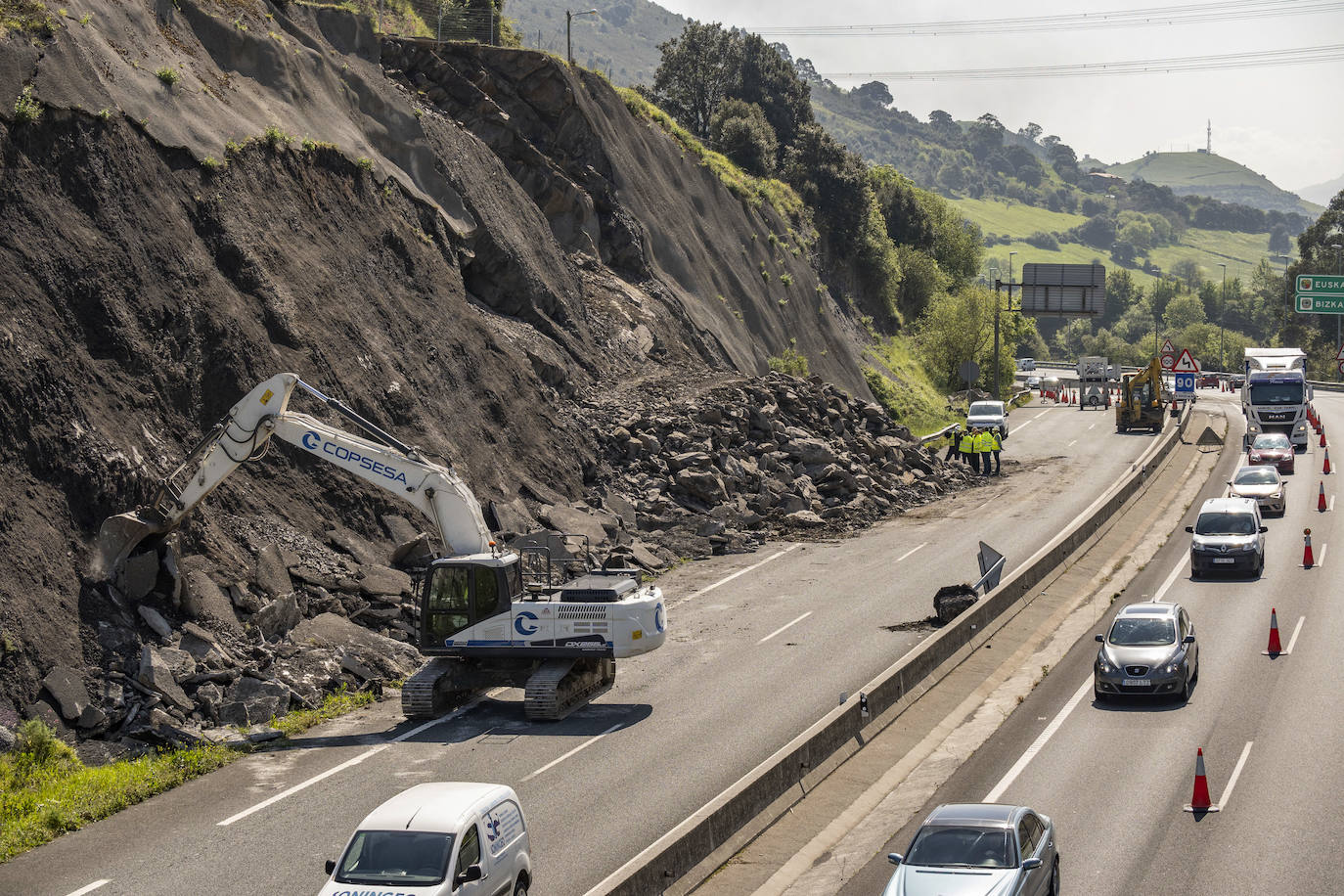 Lunes 25 de abril, los trabajos continúan para estabilizar la ladera junto a la A-8 a la altura de Ontón.